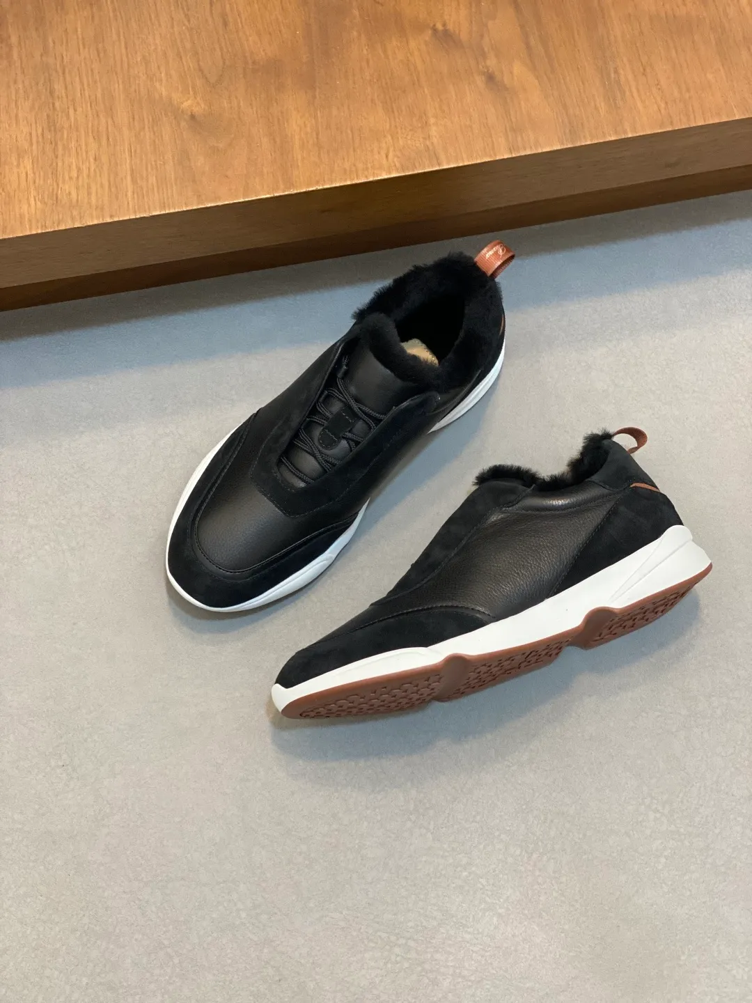 💰840 Winter LoroPiana WeekendWalk men's wool warm sneakers! Specially designed wool warm shoes for men! This WeekEndWalkEvo casual shoe reinterprets the WeekEnd casual shoe with a design that combines the characteristics of running shoes and walking shoes. An improved version of the classic shoe style in the autumn/winter series, the shoe body is made of fleece cotton blend with a slight elasticity to ensure that the upper part of the shoe is covered and fitted. The narrow silhouette in the middle and the warmth of the integrated fur lining make the shoes comfortable and practical to wear. The shoe details, combined with the lightweight rubber sole with ridged edges, add a sporty feel to the shoe. Kummel rubber sole with stitching and ultra-light technical material sole: This design structure helps distribute weight properly and improve shock absorption. Raised edges on the sole ensure traction and stability during walking. Body: 97% cotton, 3% spandex lining. Wool sole rubber! Size: 39/40/41/42/43/44 (45.46 customized) standard leather shoe size original box package